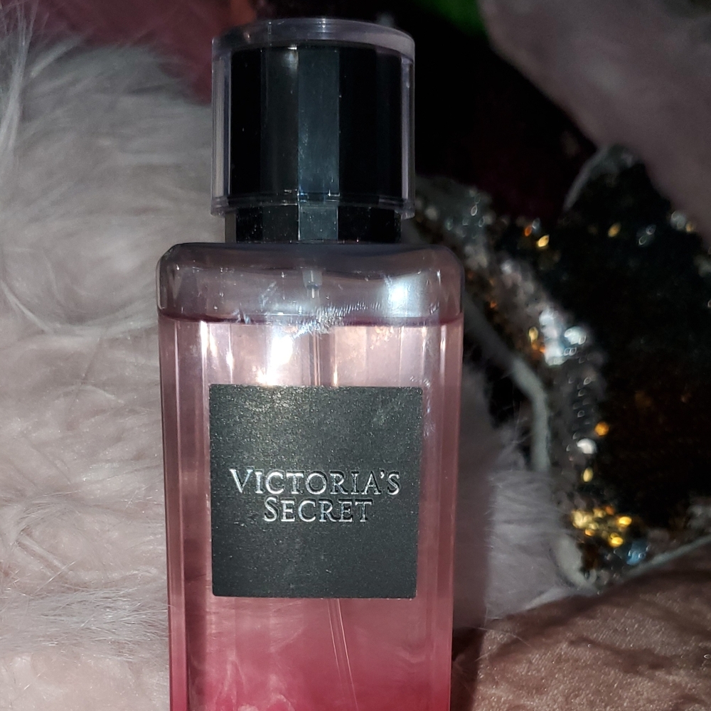 Victoria Secret Bombshell fragrance Mist 8.4 Oz